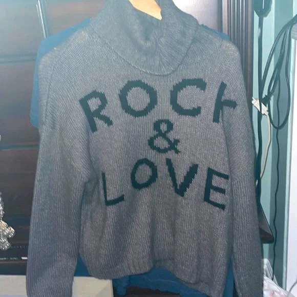 ROCK LOVE Elan Turtleneck
